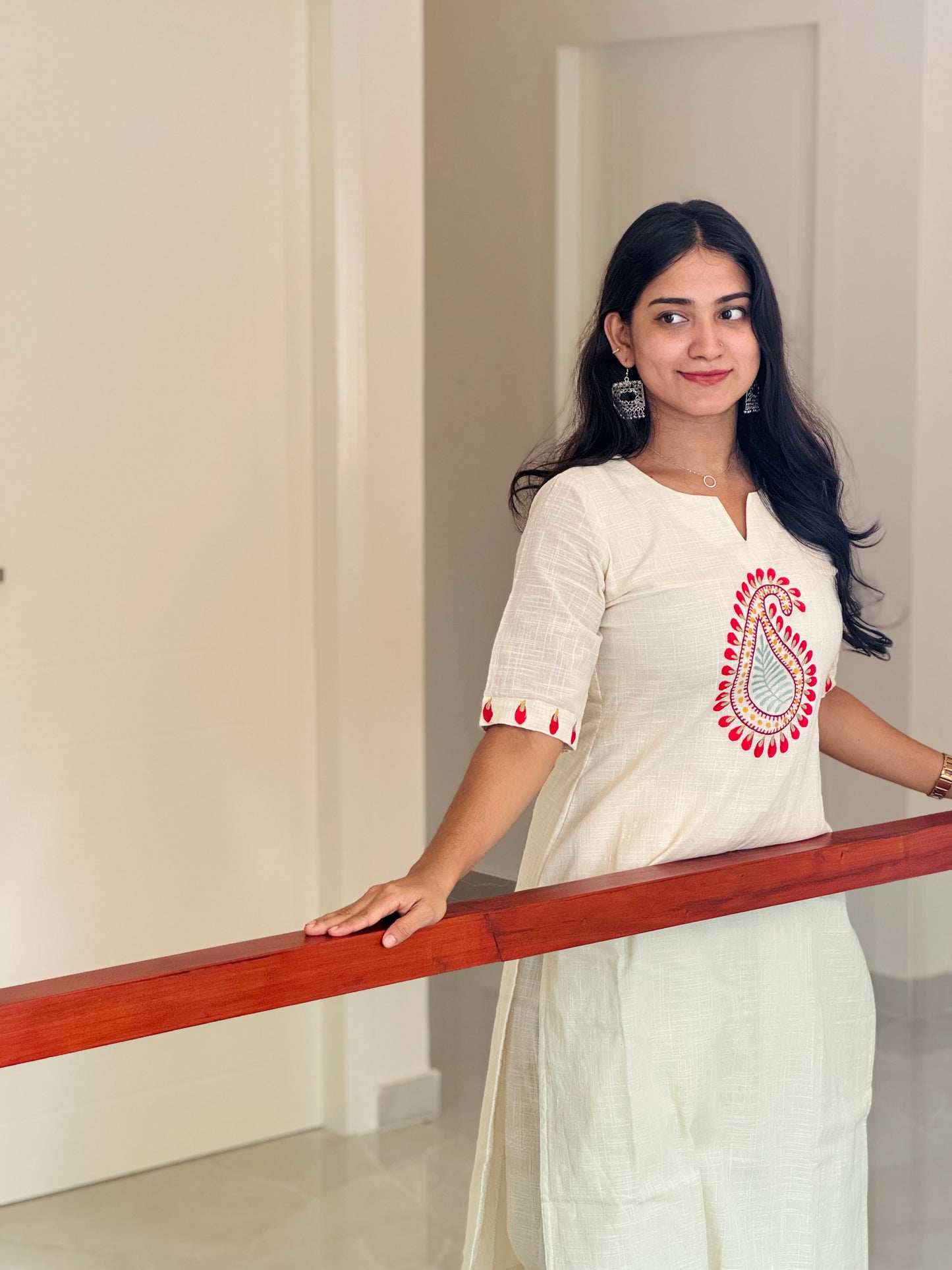 Aadhini - Embroidered White Straight Kurta