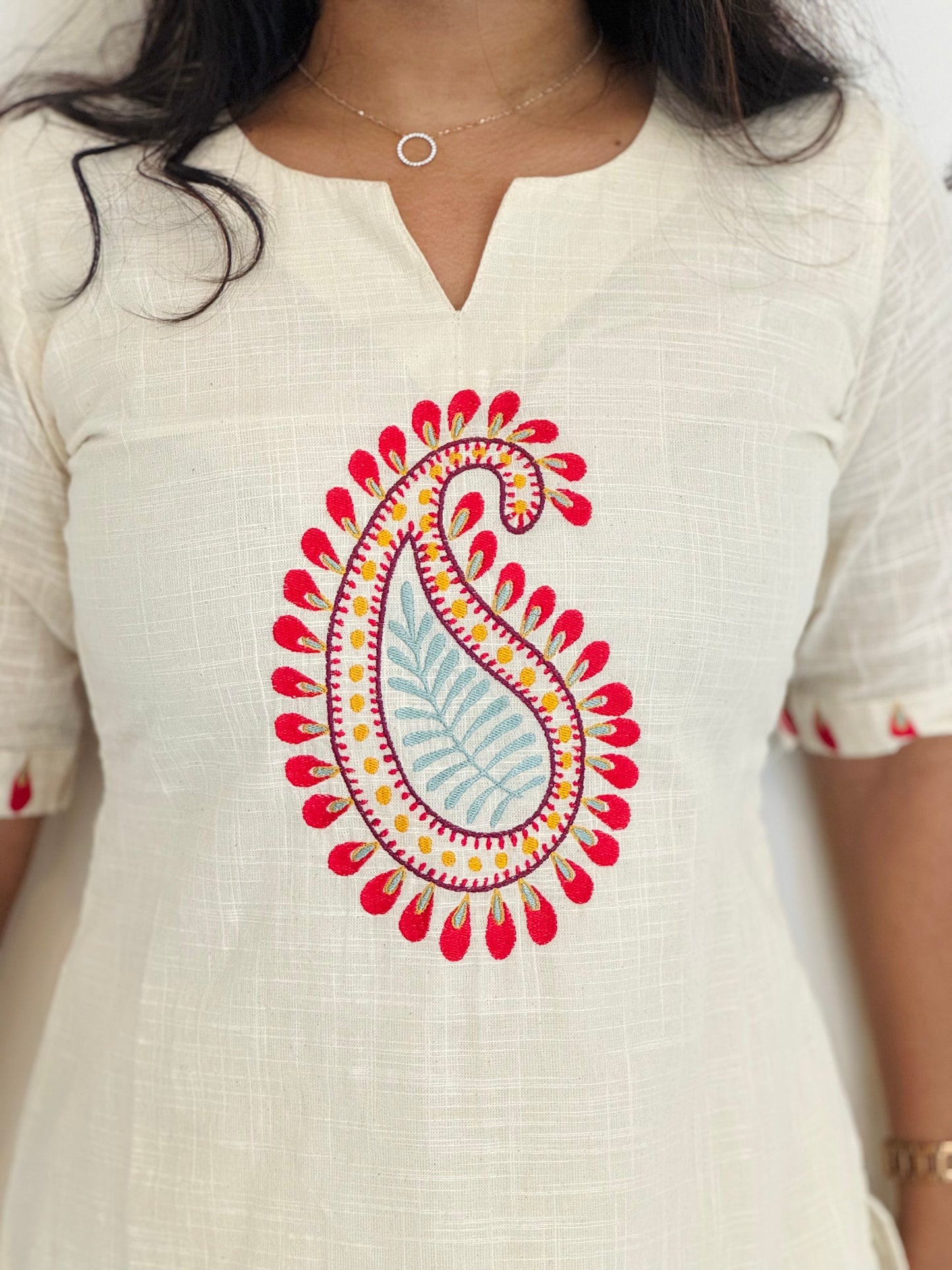 Aadhini - Embroidered White Straight Kurta